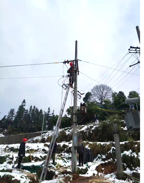 抗冰抢险彰显责任担当
 
    2022年春节期间，连续暴雪大风侵袭芷江。春阳滩水电有限公司为确保直供区电力供应，保障广大人民群众用电安全，“查隐患、排故障、保供电”攻坚战全面迅速打响，公司党委统筹谋划，精准定位部署保供电工作，把抢险保电作为安全生产的重点任务。    
大年三十，芷江遭受特大暴雪和大风侵袭，造成公司直供区三个村大面积停电，其中水上村、白水滩村多处高压线断裂，陈家坳村变压器高压杆断裂倒地、高压计量箱损坏。面对气候恶劣、抢修难度大、灾害性反复困难，为了保障直供区用户在春节期间正常用电，公司总工曹小军带领田茂竹、胡建、肖玉平、吴付圣、杨才华、田茂芳等7位员工，紧急赶往故障现场，不畏天寒地冻，抢险救灾“雪里送炭”，他们在电杆上攀爬、在荆棘中穿行，消除故障隐患，舍小家为大家，午餐在雪地里啃面包，让党旗高高飘扬在保电第一线，为村民送去了流光溢彩新年的“味道”，也为“清廉春电”建设书写了一幅浓墨重彩的壮美画卷。