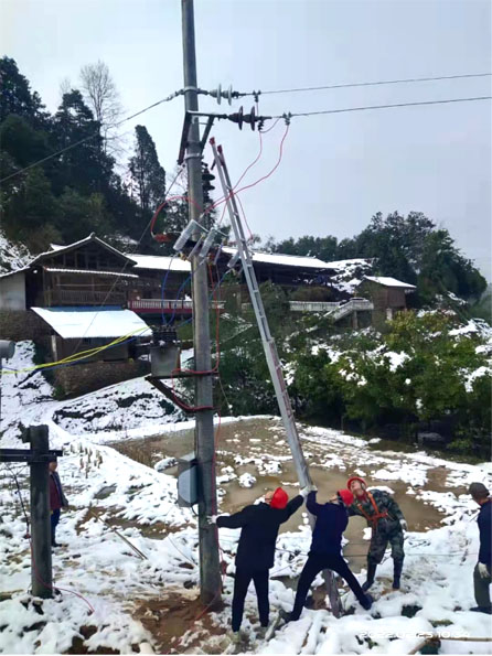 抗冰抢险彰显责任担当
2022年春节期间,连续暴雪大风侵袭芷江。春阳滩水电有限公司为确保直供区电力供应,保障广大人民群众用电安全,“查隐患、排故障、保供电”攻坚战全面迅速打响,公司党委统筹谋划,精准定位部署保供电工作,把抢险保电作为安全生产的重点任务。
大年三十,芷江遭受特大暴雪和大风侵袭,造成公司直供区三个村大面积停电,其中水上村、白水滩村多处高压线断裂,陈家坳村变压器高压杆断裂倒地、高压计量箱损坏。面对气候恶劣、抢修难度大、灾害性反复困难,为了保障直供区用户在春节期间正常用电,公司总工曹小军带领田茂竹、胡建、肖玉平、吴付圣、杨才华、田茂芳等7位员工,紧急赶往故障现场,不畏天寒地冻,抢险救灾“雪里送炭”,他们在电杆上攀爬、在荆棘中穿行,消除故障隐患,舍小家为大家,午餐在雪地里啃面包,让党旗高高飘扬在保电第一线,为村民送去了流光溢彩新年的“味道”,也为“清廉春电”建设书写了一幅浓墨重彩的壮美画卷。