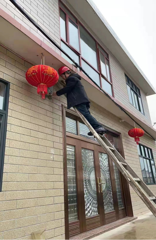 湖南芷江春阳滩水电有限公司
大力规范直供电区管理
 
     春阳滩水电有限公司紧紧围绕生产经营中心工作，将“清廉国企”建设融入生产经营管理全过程，不断将清廉推力转化为内生动力，围绕综合经营管理等重点领域、重要岗位，修订完善规章制度，强化廉政风险防控，挖潜增效降低成本，助推国有企业健康发展。
针对原公司直供区用电设施老化、电费收缴困难、内部管理混乱、底数不清等问题，规范公司直供区新店坪镇水上村、三合新村白水滩片区、一里街村陈家坳片区、皇后滩村第6组片区等4个村组片区的用电管理，加大用户用电设施安全隐患整改力度，总工曹晓军带领一线员工检修、维护和砍青老化高低压线20余公里，安装高压计量器6台，低压计量器17台，更换安装智能电表606块，做到了底子清、数据准，规范了用电行为。实行计量抄表和电费收缴分离，与村里签订收缴电费合同，公司负责计量抄表，村里负责收缴电费，一季一结算，建立计量与收费“亲清”关系，为“百姓用电送温暖，为企业效益添春晖”，有效防范化解了收缴电费风险，解决了直供区几十年“老大难”问题，截止2022年9月，直供区电费回收率99.2%，确保公司直供区工农业生产用电及村民生活用电安全，使公司发电量不跑漏、电费不流失。