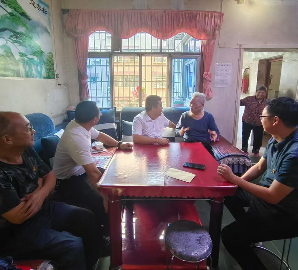 学校开展走访慰问老党员、困难党员活动