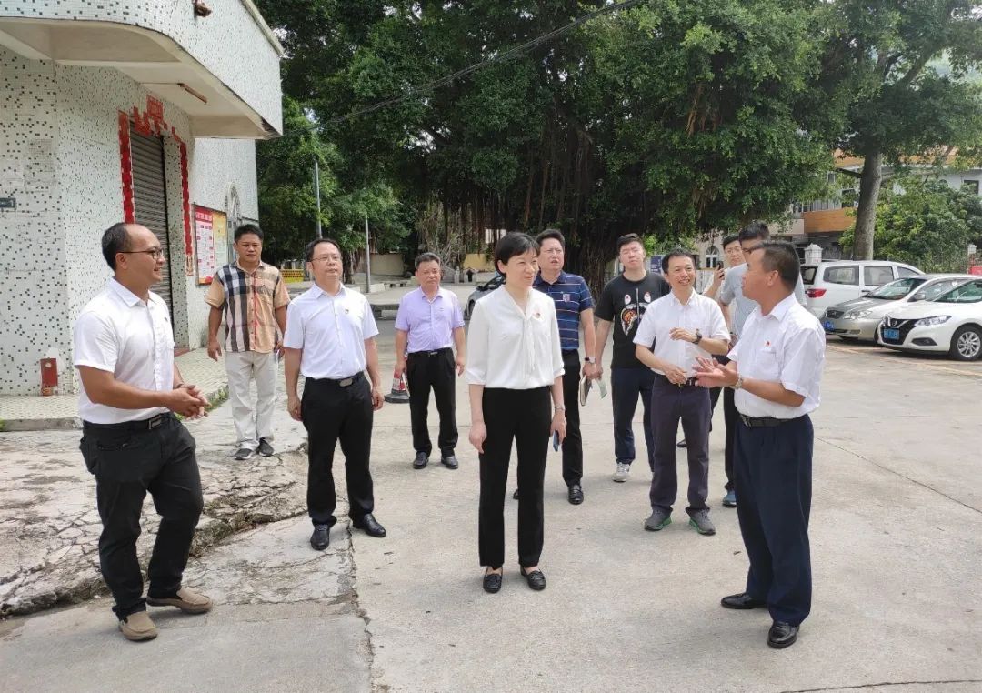 梁卫华局长到神湾镇慰问调研