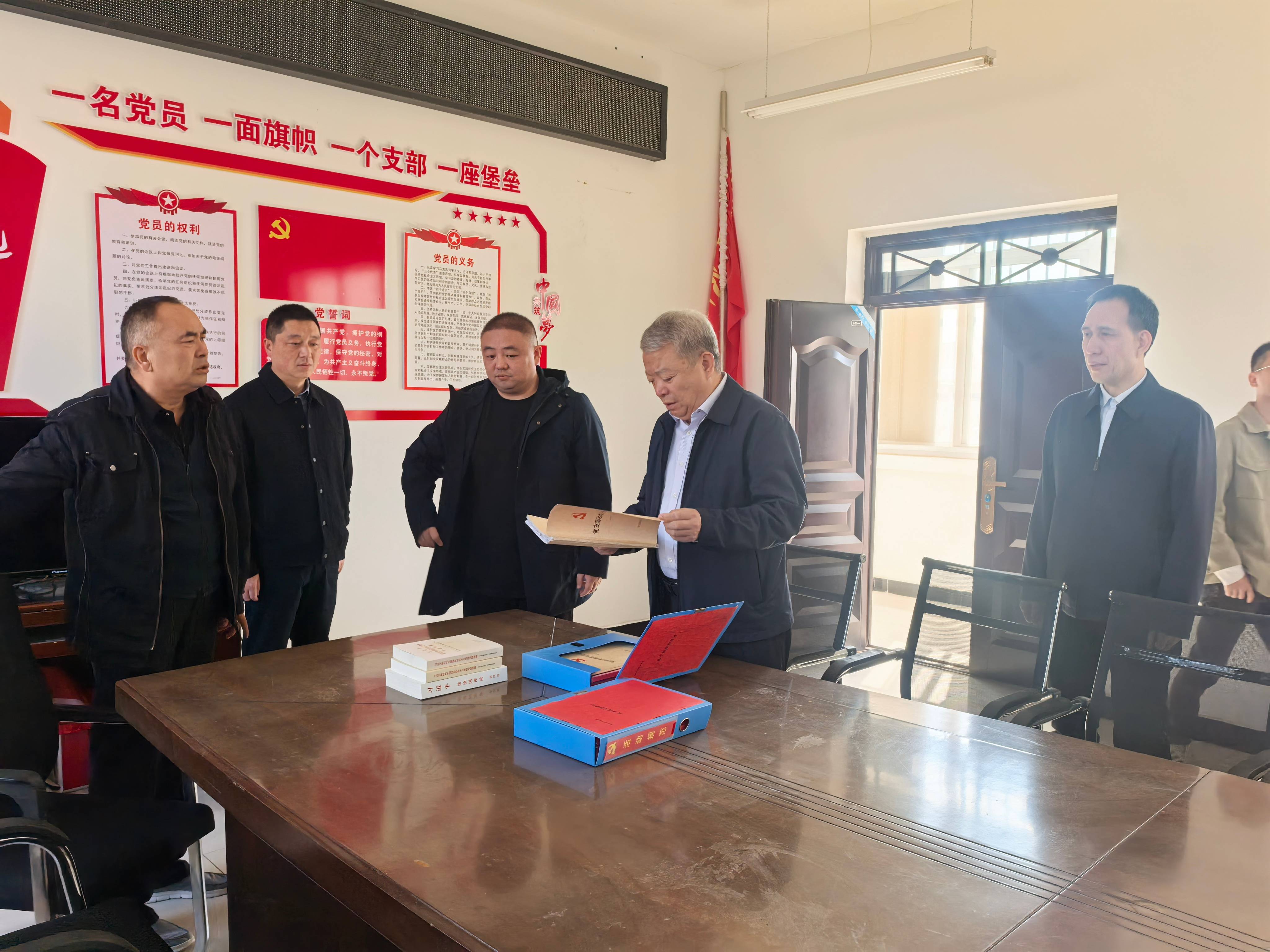 区人大常委会主任张银仓到包联村调研乡村振兴等工作