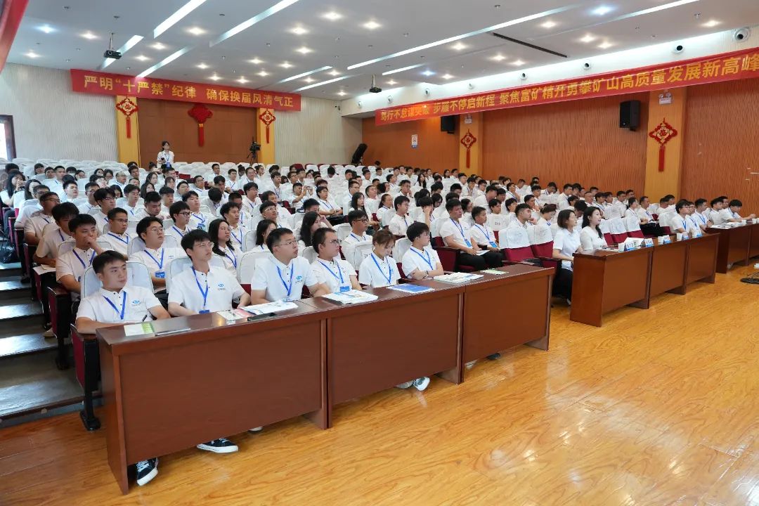 何光亮为新进职工讲授入职第一课