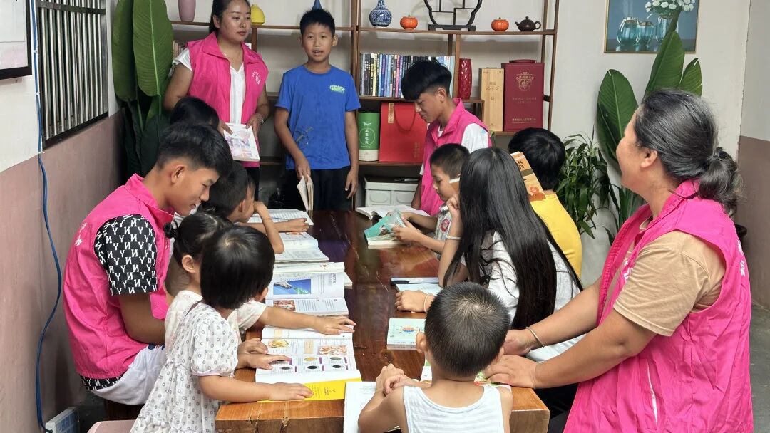 书香润童心 礼物暖六一｜勐满农场公司十分场联合社区开展儿童节主题阅读活动