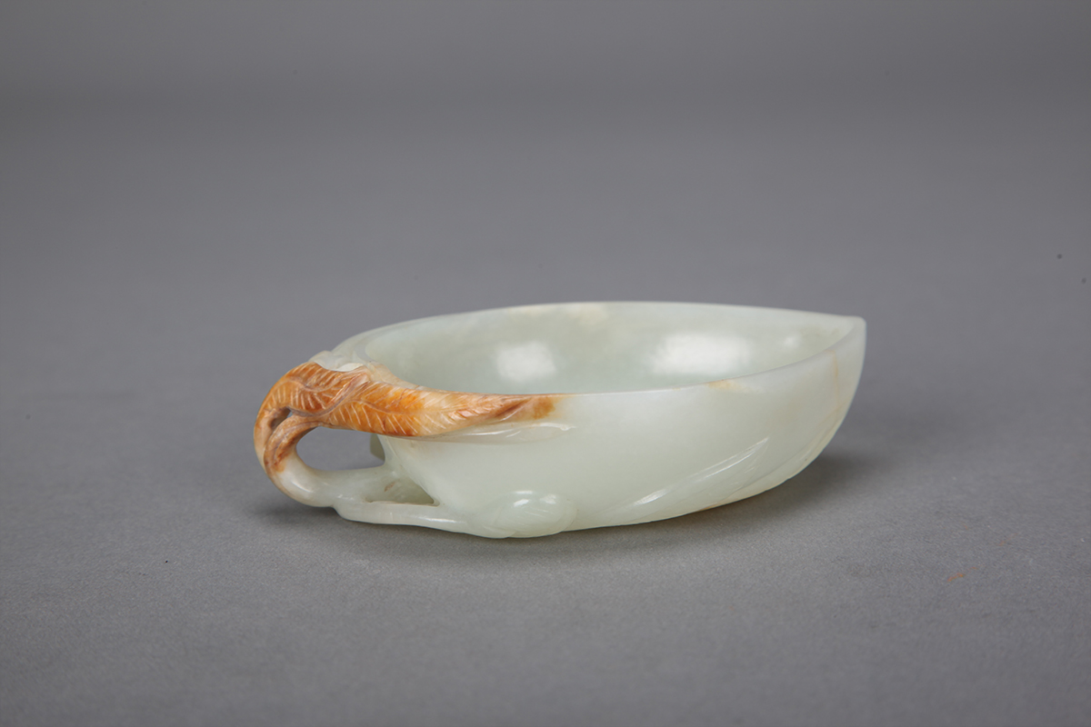 明 桃式雕花卉玉杯