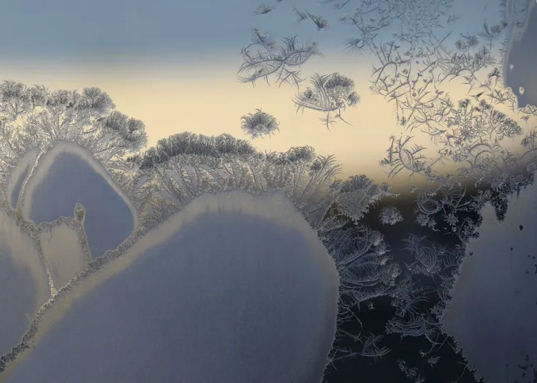 霜花雪韵 冰爽黑河《西江月·窗中景》