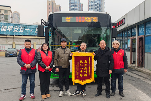 你文明,我点赞丨183路文旅专线收获乘客锦旗致谢