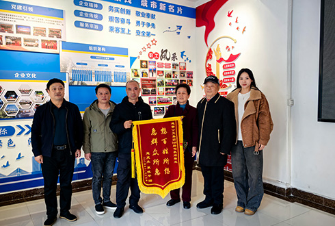 暖!公交司机帮助老人赶高铁,获赠锦旗