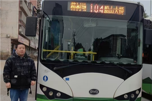 公交司机拾金不昧,2万元现金归还失主