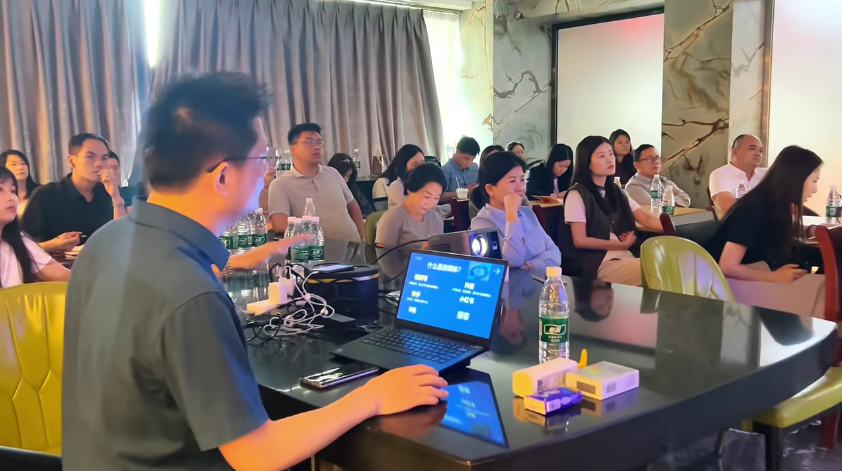 肇庆企业两会举办“AI应用实战沙龙”