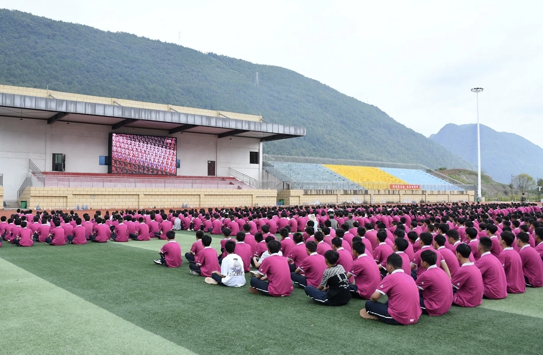 道真自治县中等职业学校师生收听收看纪念中国人民抗日战争暨世界反法西斯战争胜利80周年大会