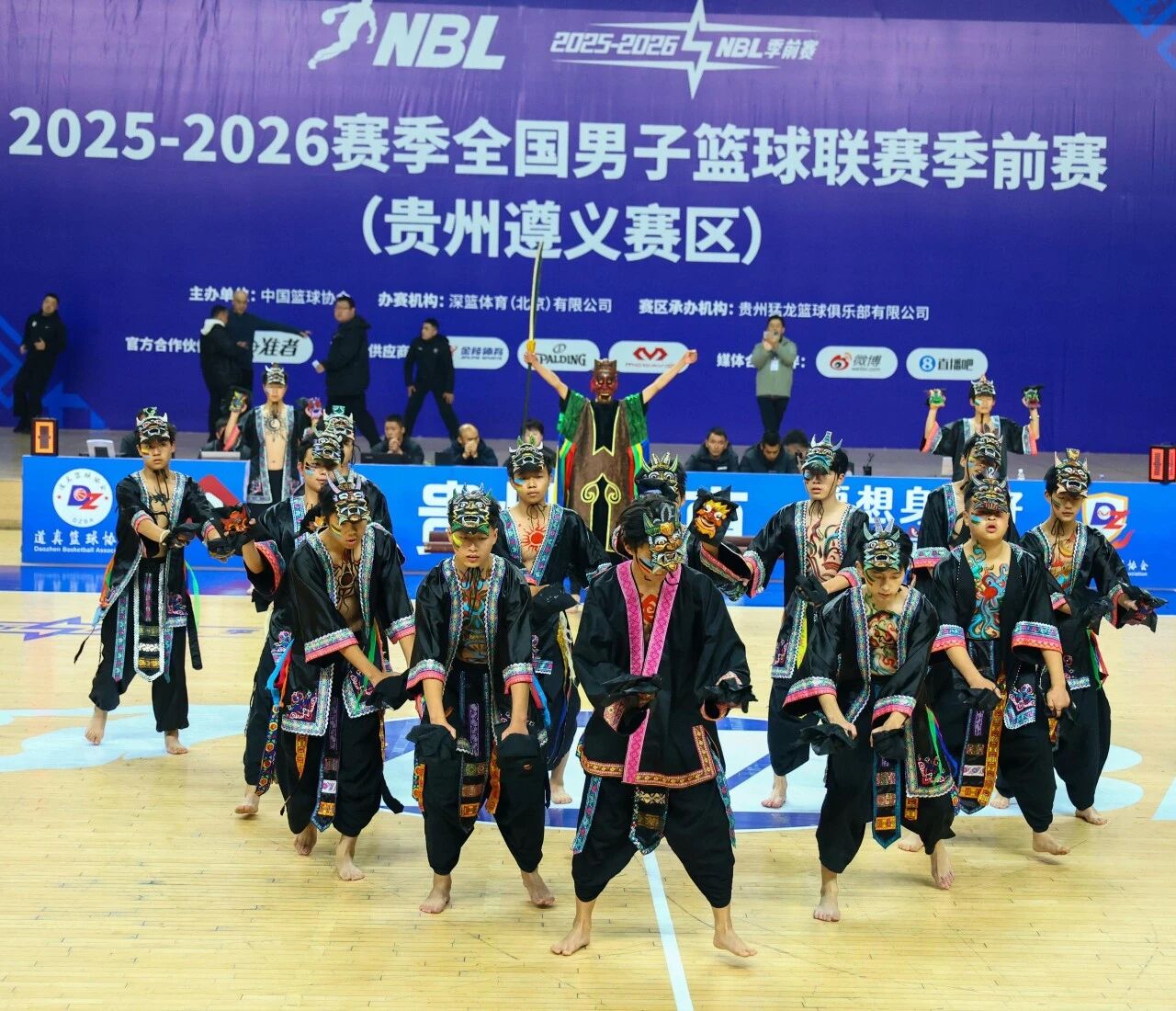非遗遇上篮球！道真职校《傩舞天地》惊艳NBL季前赛