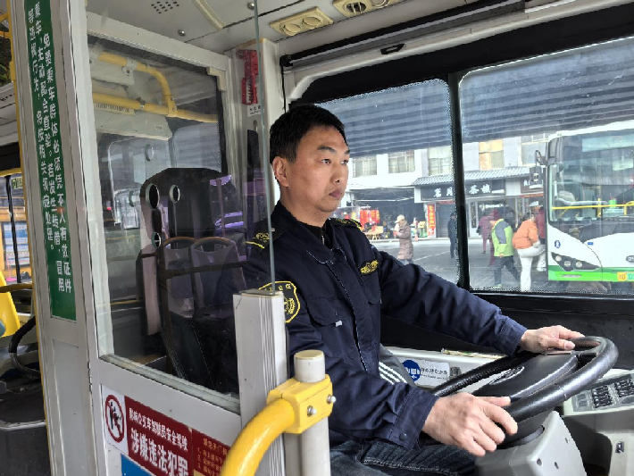 车厢为家二十载  温暖万千出行路 ——记衡阳市公交集团103路驾驶员刘念文