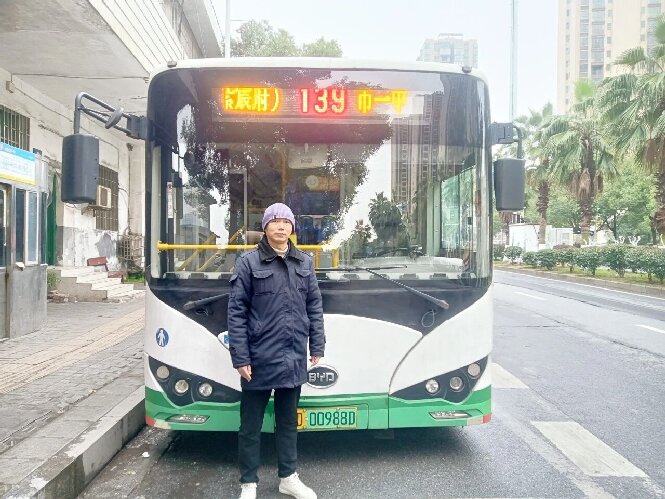 暖心！公交司机拾金不昧，钱包归还失主