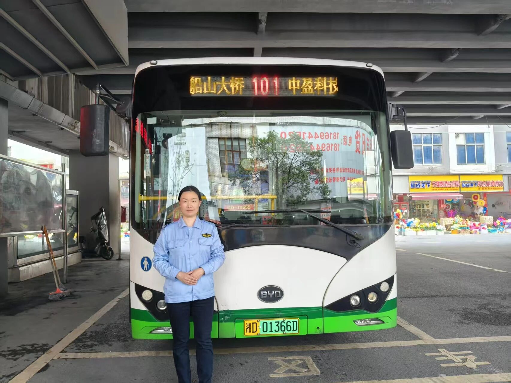 最美公交驾驶员传递城市温度——好样的!拾到钱包归还失主