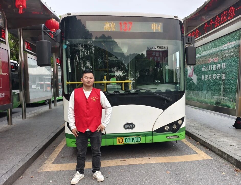 手机落公交，急！司机捡到还，赞！