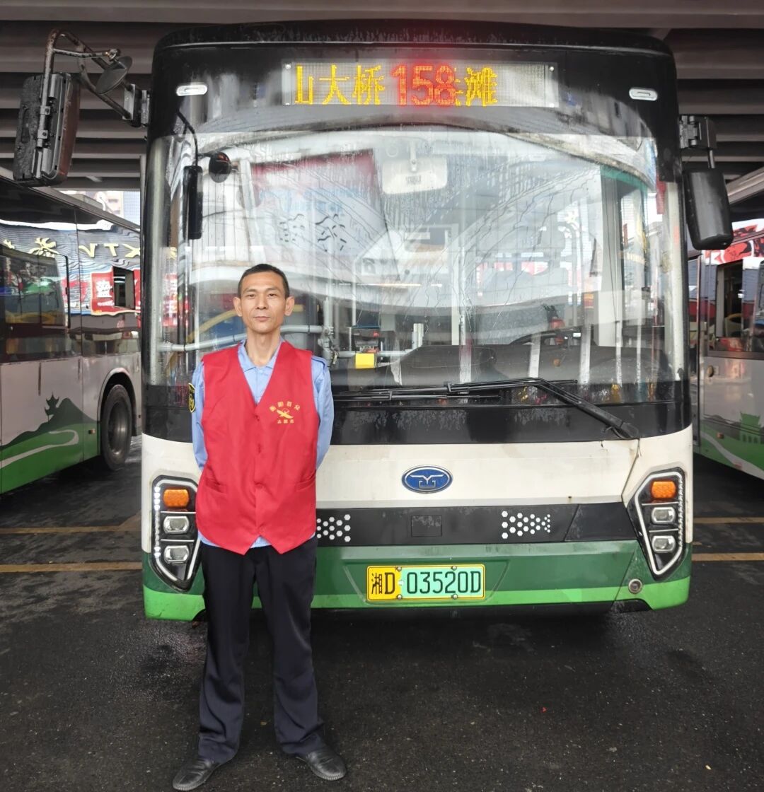 暖心！价值千元手表遗落  公交人找回归还失主