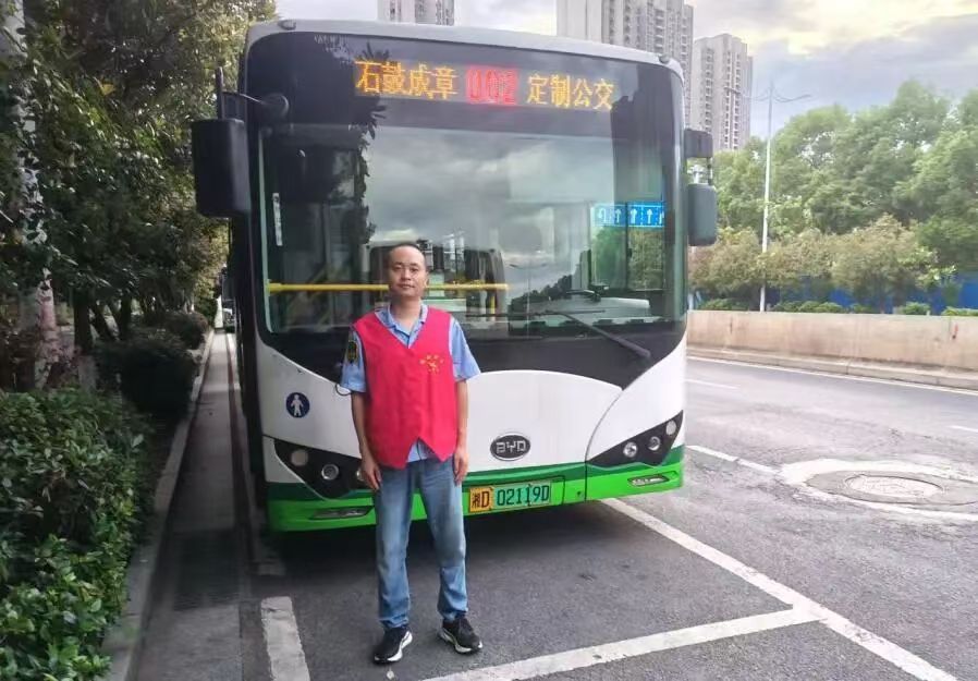 暖心！车子半路“趴窝”，公交司机援手相助