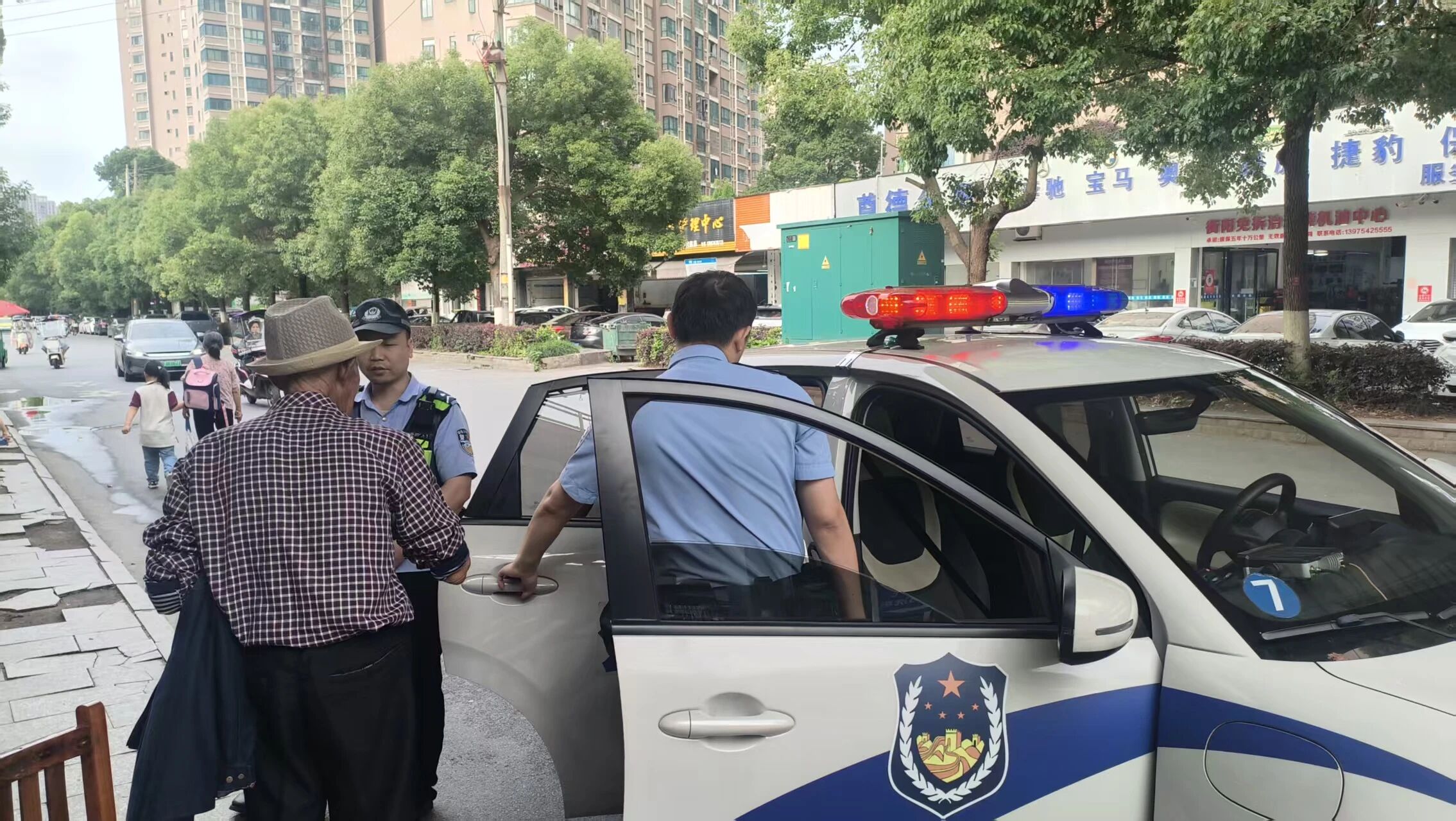 暖心！公交司机与民警接力护送迷路老人回家
