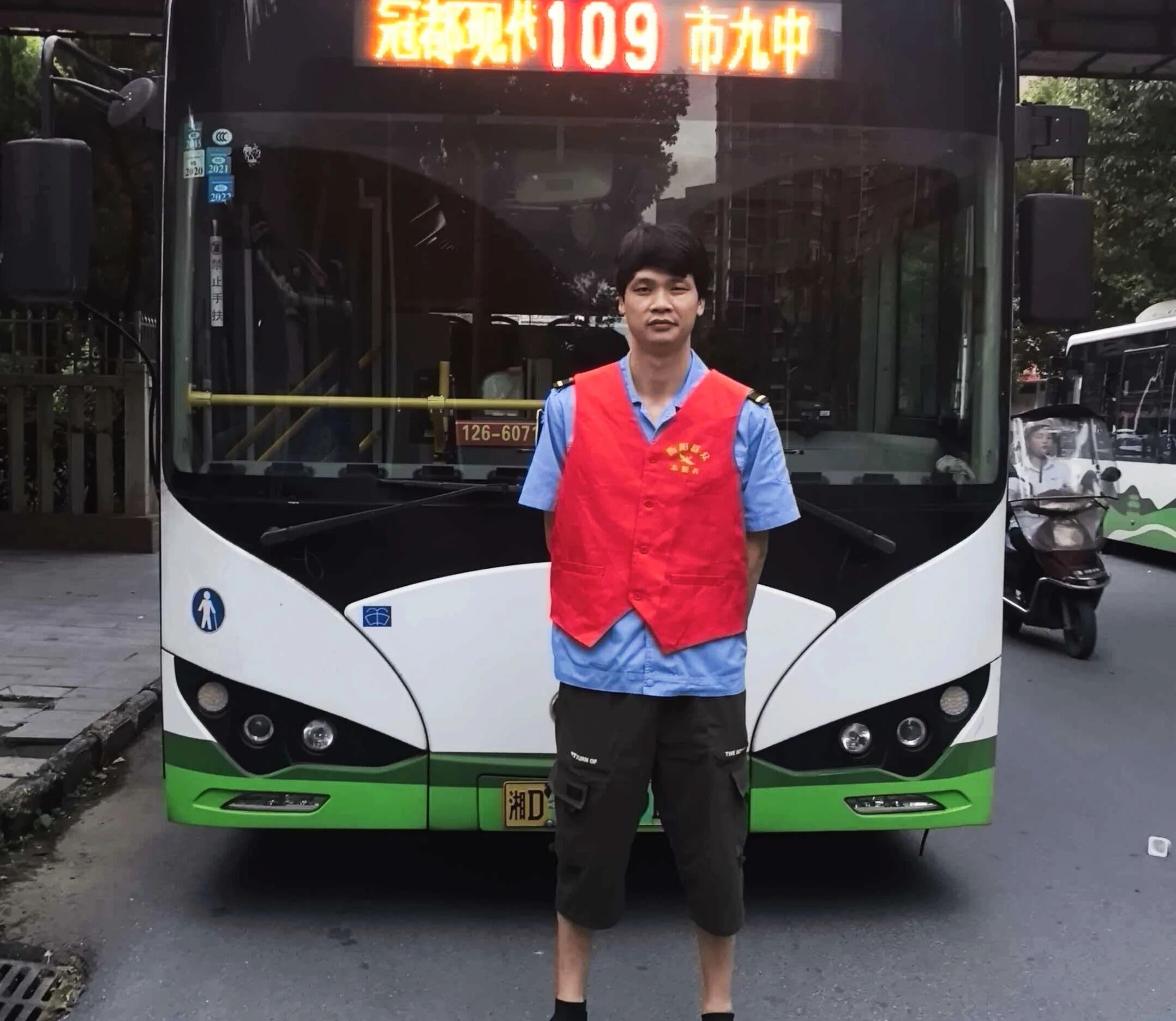 八旬老人突发疾病 公交驾驶员紧急施救