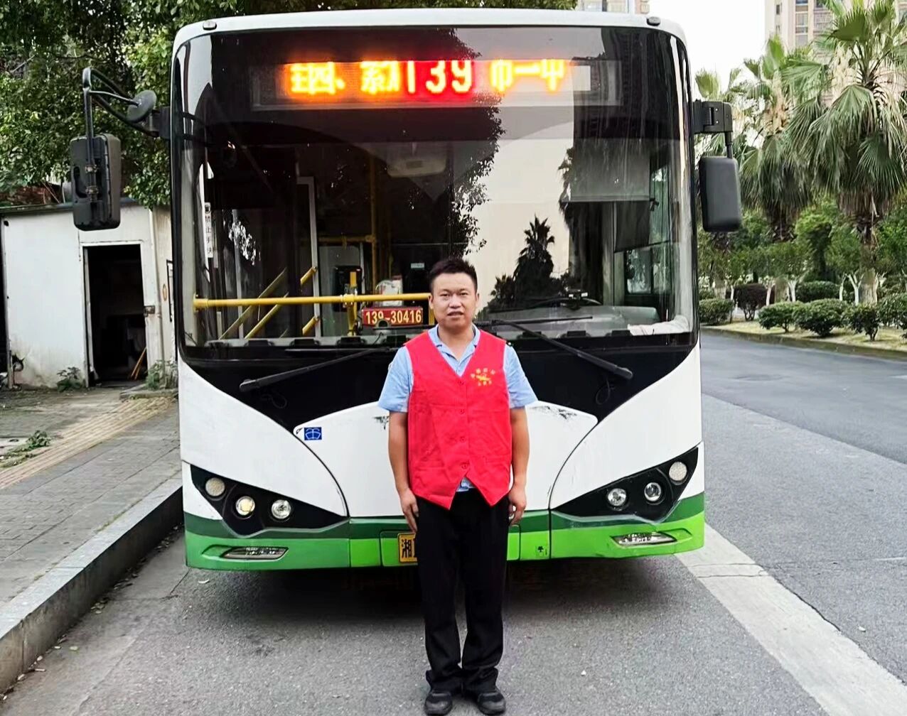 暖心！公交司机贴心帮扶高龄老人