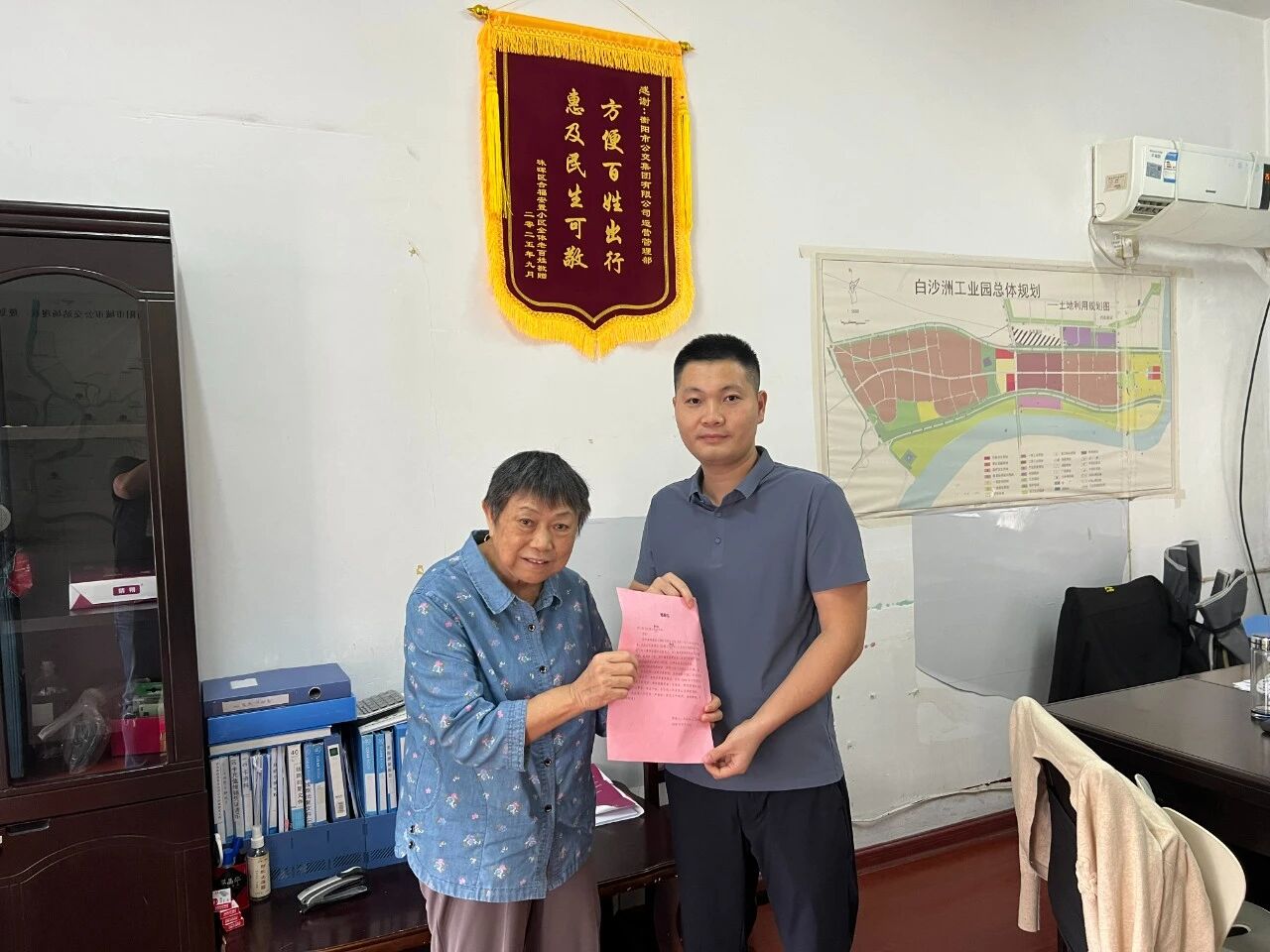 扶稳老人、追还手提包，衡阳公交司机真暖心！