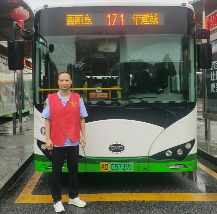 1100元现金“完璧归赵”，失主连声夸赞“好司机”
