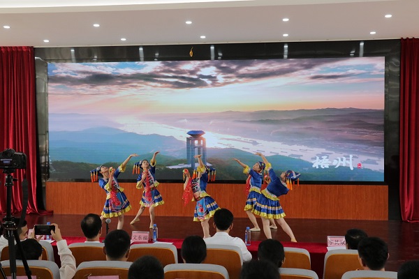 3.广西工商技师学院表演民族舞蹈《铜鼓声声舞八桂》.jpg