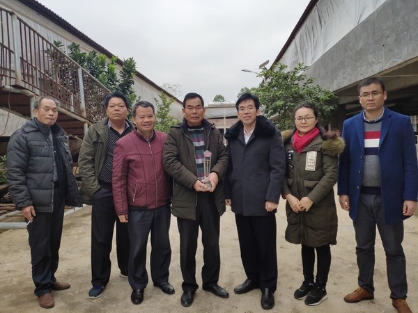 与玉林市＂最美扶贫村支书＂—良田村党支部书记庞国瑞合照.jpg