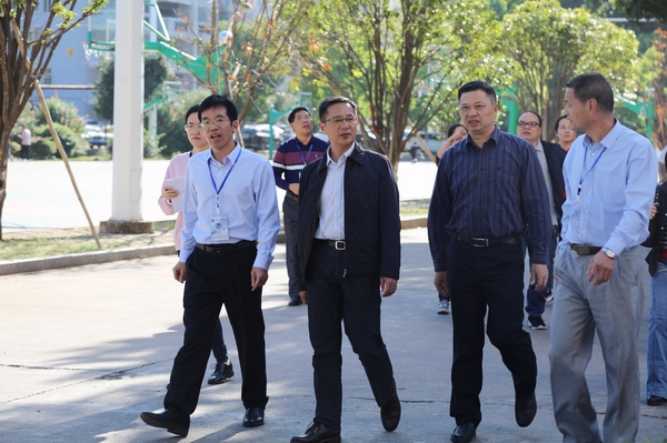 1.李杰云（左二）一行参观校园.JPG