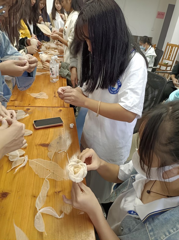 图6 同学们积极练习制作(1).jpg