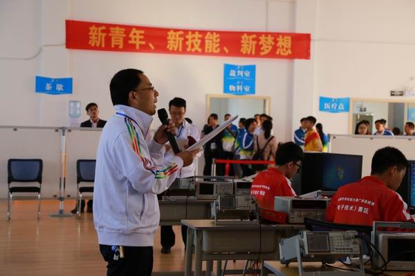 调整大小 8裁判回答选手提问.jpg