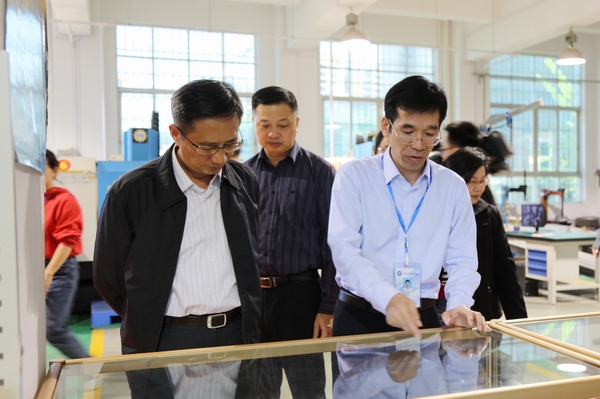 3.参观高技能实训基地.JPG
