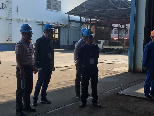 调整大小 4区鉴定中心主任霍柱威、梧州市人力资源和社会保障局副局长陆翔、我院副院长廖松书在巡查桥式起重机司机技师、高级技师操作考核考试考场.jpg