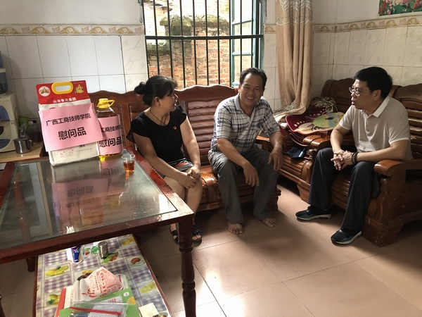 学院党委委员、副院长陆献林同志慰问社区困难党员林伟新同志.JPG