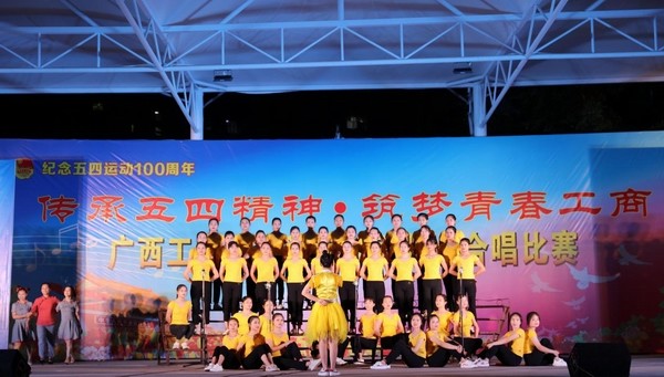 6 1810班《听妈妈讲那过去的事情》.jpg