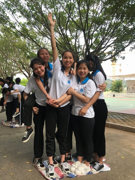 5图为学生正在进行素质拓展活动.jpg