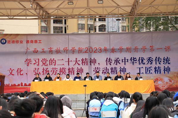 学院党委副书记、纪委书记、副院长陆献林进行授课-r.jpg