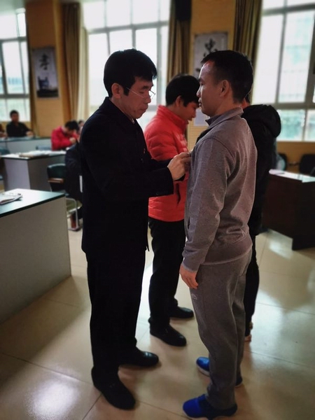 2.党委书记、院长杨静锦同志为新党员佩戴党徽.jpg