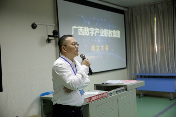 调整大小 2自治区人社厅技工教研室主任覃朝俊致辞.jpg