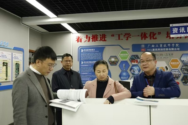 邓小华参观实训室.jpg