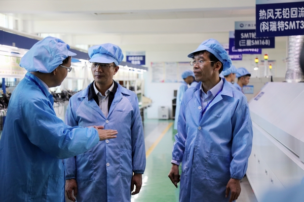 2.参观产学研一体化服务基地.JPG