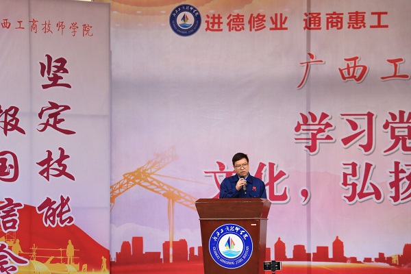 梧州市鸿图精密压铸有限公司技术部经理、技能大师彭云同志向全体师生做自身成长经历的分享-r.jpg