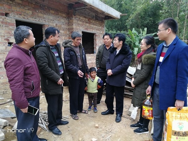 慰问贫困户李福明.jpg
