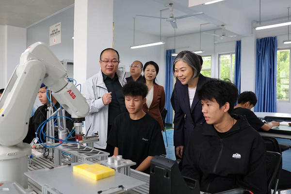 梧州市副市长苏颖调研广西工商技师学院（广西经贸职业技术学校）综合高中班办学工作