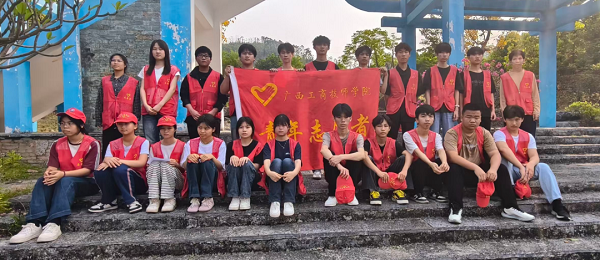 青春护河践初心 “捡跑+”中展担当——我院学生积极参加梧州市“保护母亲河·爱我梧州”文明实践志愿服务活动