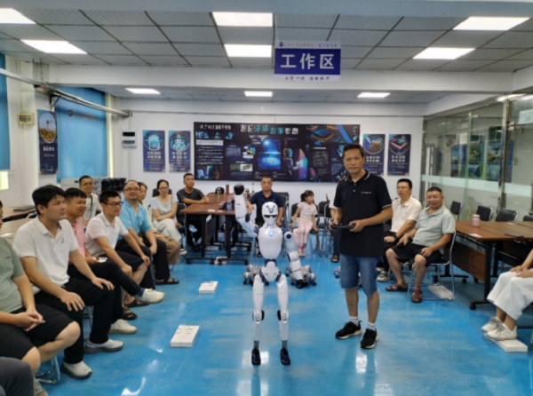 假期充电强技能 实操赋能育人才——人工智能系开展人形机器人与机器狗专项师资培训