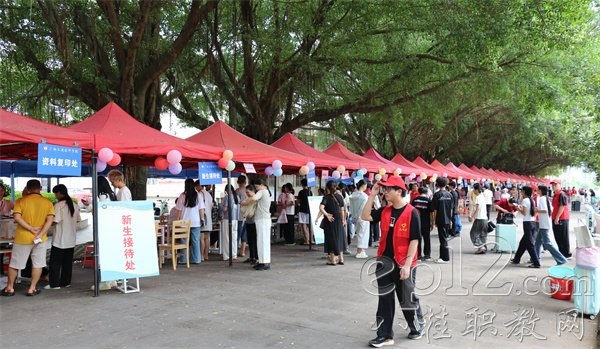 【广西八桂职教网】金秋迎新启新篇 匠心筑梦向未来——广西工商技师学院2026级新生迎新报到纪实