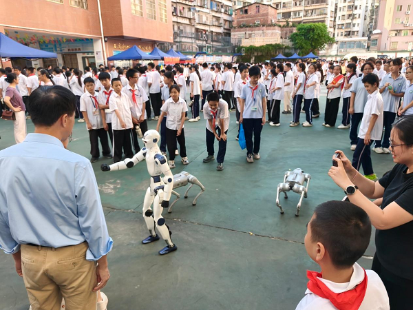 “智启少年科学梦”我院人工智能实训设备亮相梧州五中 第二届“格物致知”校园科学节